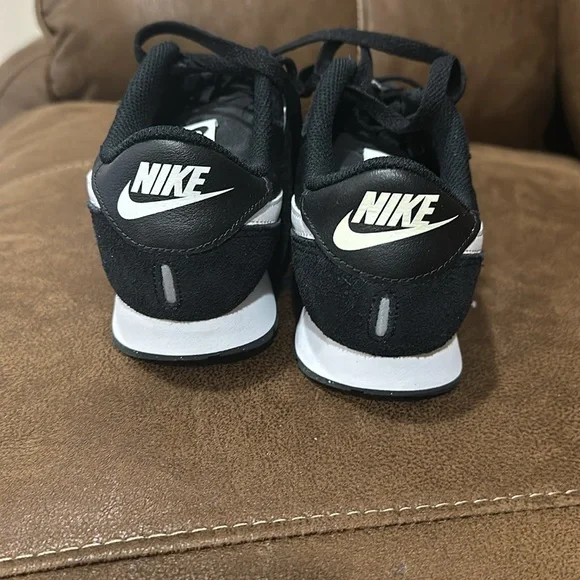 Boys Nike MD Valiant GS size 5Y new in box. - Picture 4 of 6